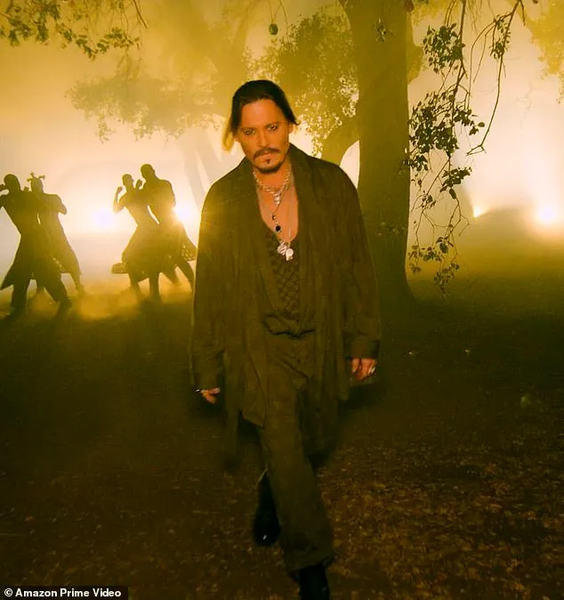 強哥蓄著招牌山羊鬍、將頭髮隨性紮成馬尾，看起來瀟灑不羈。翻攝Amazon Prime Video