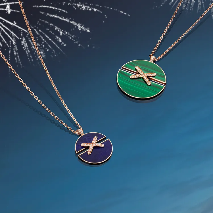 Jeux de Liens Harmony玫瑰金青金石及孔雀石吊墜，約12萬6000元起。品牌提供