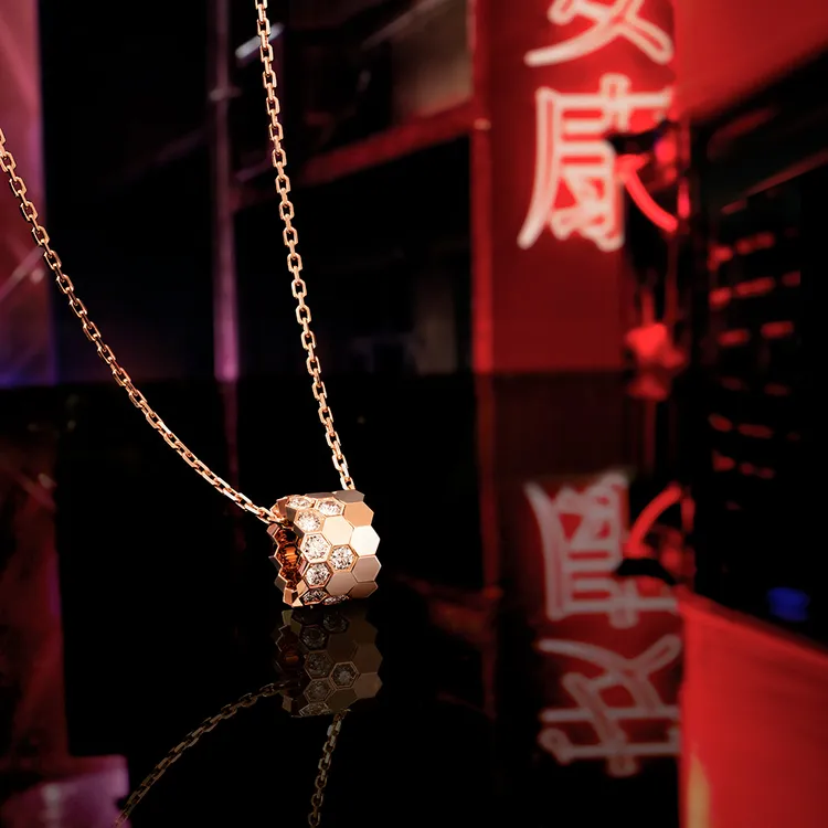 Bee My Love玫瑰金鑲鑽吊墜，約16萬4000元。品牌提供