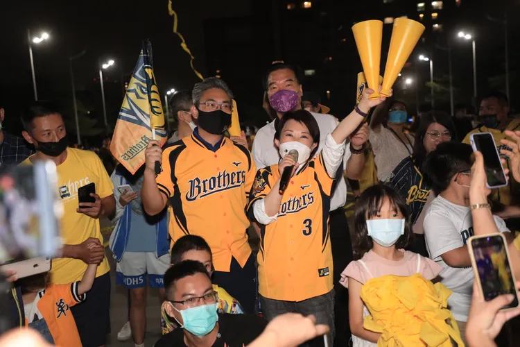 盧秀燕在府前廣場的直播派對中，高舉加油棒為中信兄弟加油。台中市政府提供