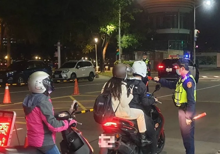 高雄市鼓勵檢舉酒駕，但汽、機車所有人，或同車乘客及同桌共飲者，不適用此法。警方提供