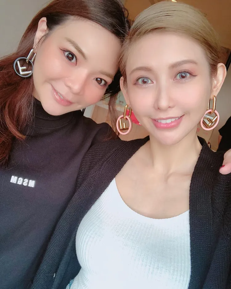 小甜甜（右）久未見閨蜜愷樂。翻攝愷樂臉書