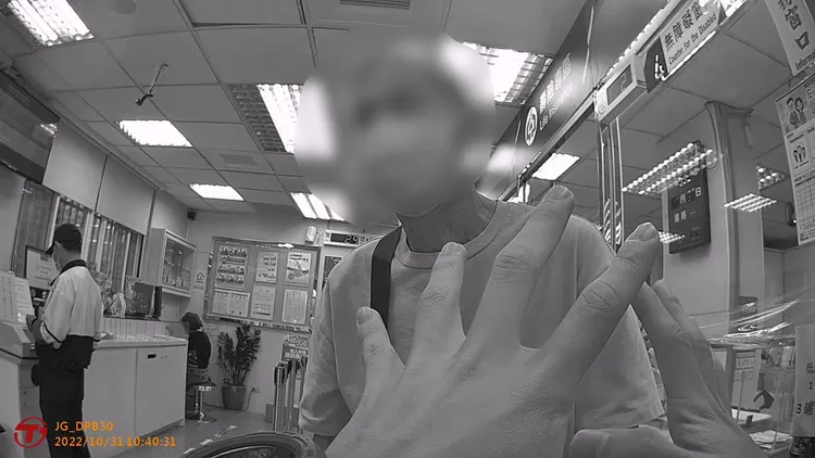 郵局人員阻止老翁匯款。翻攝畫面