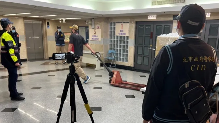 警員全程蒐證錄影，避免發生任何意外。新莊警分局提供
