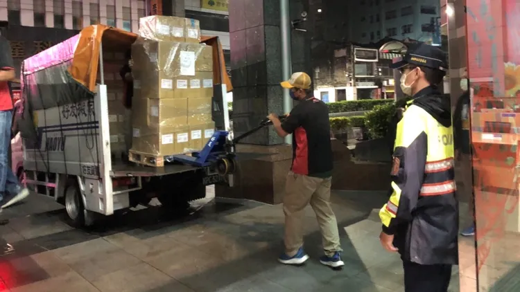 警員在旁戒護選票運送至新莊區公所。新莊警分局提供