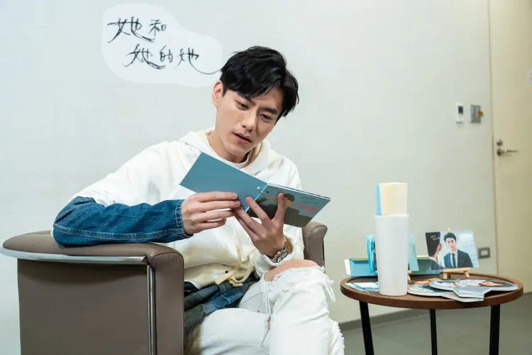 李程彬看到八大電視特製的相冊書，裡面摘錄網友的鼓勵留言並搭配劇照，愛不釋手。八大提供