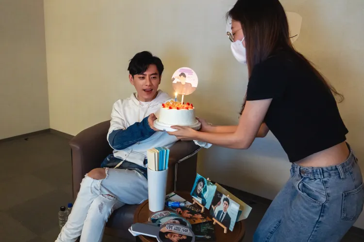 李程彬昨現身直播提前慶生。八大提供
