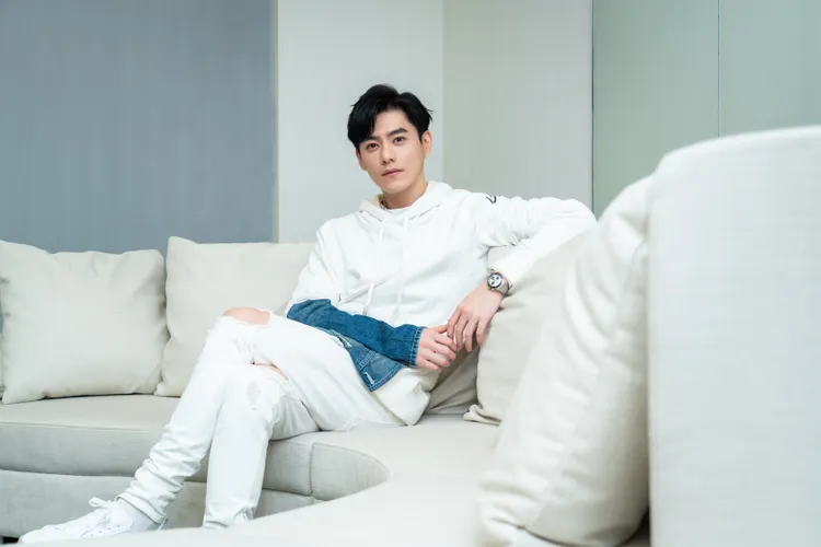 李程彬這是在扮白馬王子？八大提供