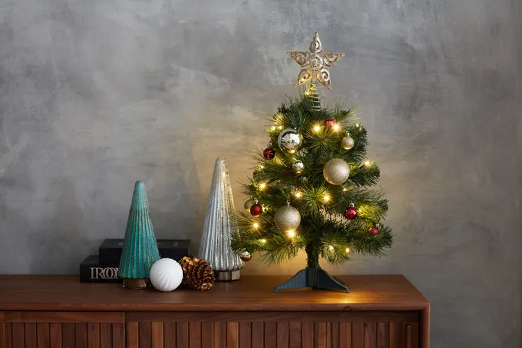 HOLA今年開賣適合小家庭的60公分高小樹，配上簡單吊飾，輕鬆就能打造聖誕節儀式感。業者提供