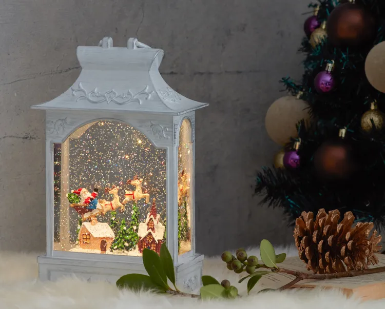 亮粉聖誕老人擺飾燈，原價1290元，特價1032元。業者提供