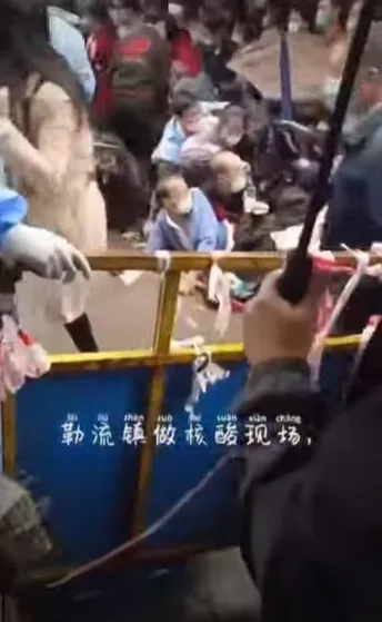 現場有人拍到群眾被推擠倒地的畫面。翻攝YouTube/煙雨綿綿