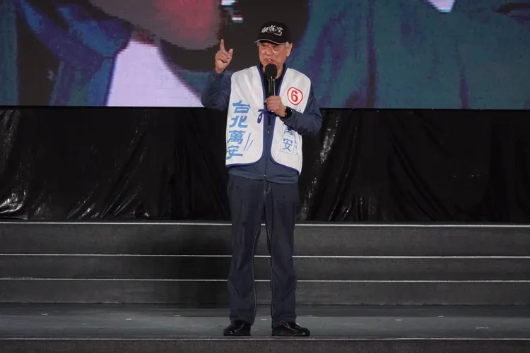 台北市前副市長歐晉德登台挺蔣萬安，懇求民眾一定要投票給蔣萬安。朱世閎攝