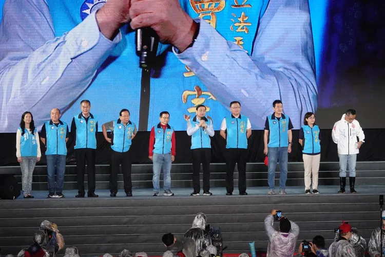 國民黨立法院黨團上台齊挺蔣萬安。朱世閎攝