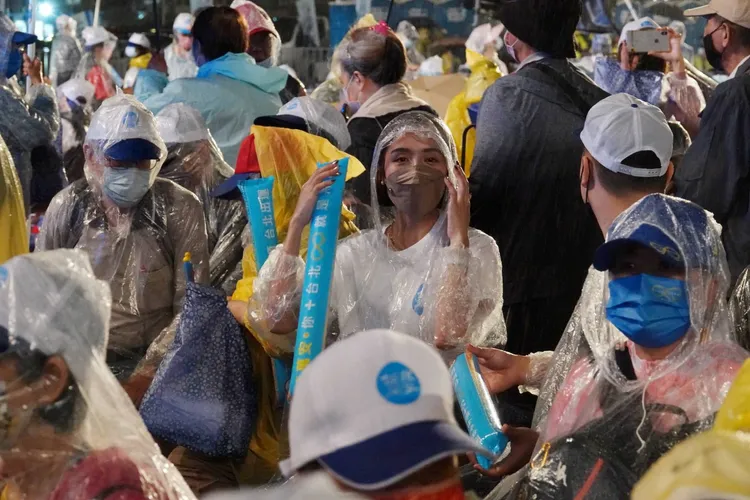 儘管下著大雨，民眾也到現場為蔣萬安加油打氣。朱世閎攝