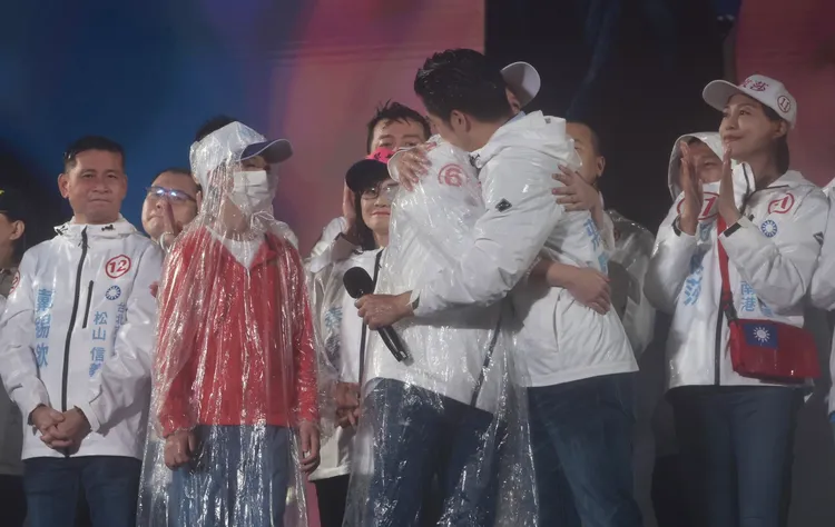 蔣萬安與妻子石舫亘在台上緊緊相擁，畫面令人動容。林林攝