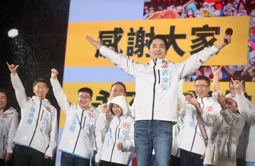 蔣萬安選前之夜｜5萬人相挺　朱立倫怒轟民進黨「由綠轉黑」成選舉機器