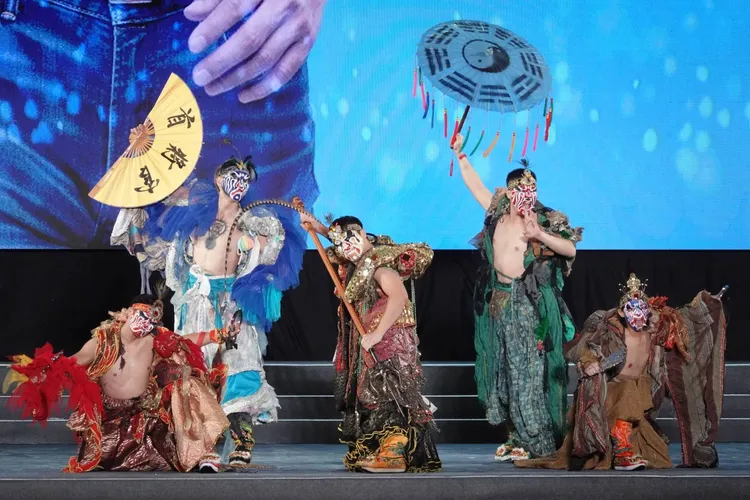 現場邀請「藝想台灣」劇團進行表演。朱世閎攝