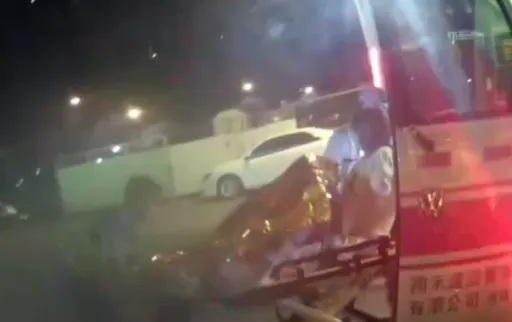 頭出來了！28歲孕婦街頭急分娩　警急救援影片曝光