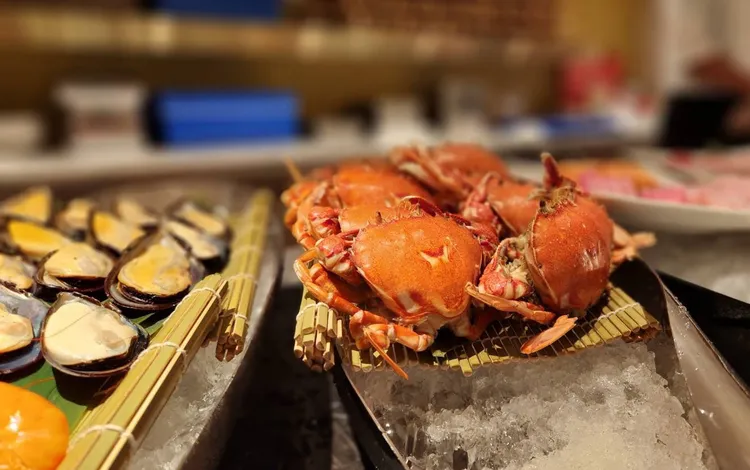 包含多樣化的蝦蟹海鮮與冷盤，在「新食譜全日自助餐廳」都吃得到。業者提供