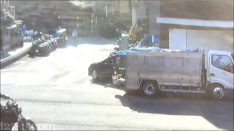 顏男將車移開時，不慎擦撞周男車後方。警方提供