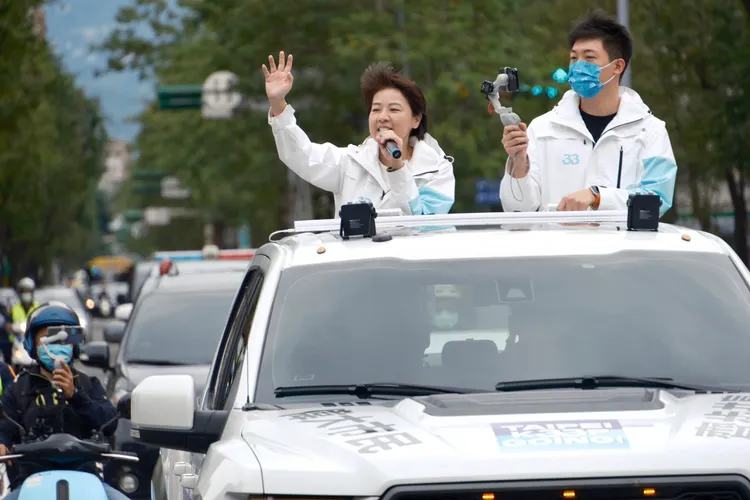 黃珊珊進行車掃謝票。陳志淵攝