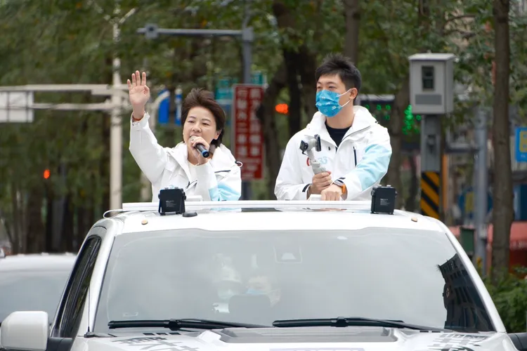 黃珊珊進行車掃謝票。陳志淵攝