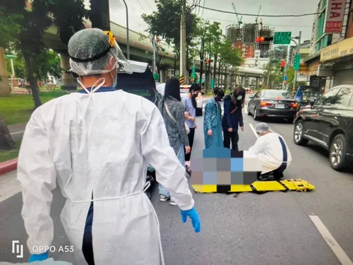 北市男騎車心肌梗塞自摔　撞擊休旅車倒地不起！送醫搶救不治