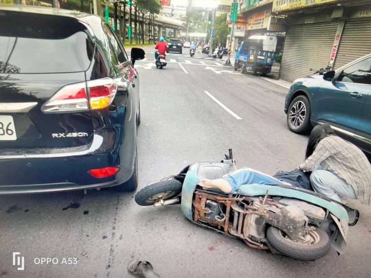 林男因身體不適，騎車撞到前方休旅車尾，隨即倒地不起。翻攝畫面