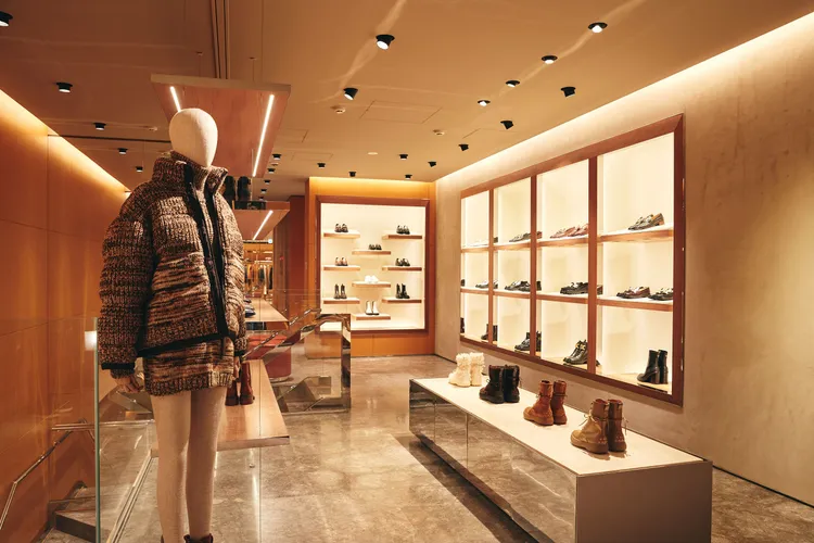 TOD’S於銀座並木大道上開出的全新3層樓專賣店，完美呈現品牌核心的義式美學。品牌提供