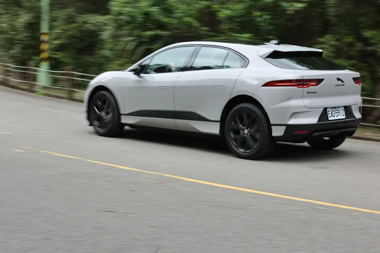 同樣是中小型SUV，I-PACE的人車溝通感與駕駛趣味絕對是同級之最。翁玉信攝