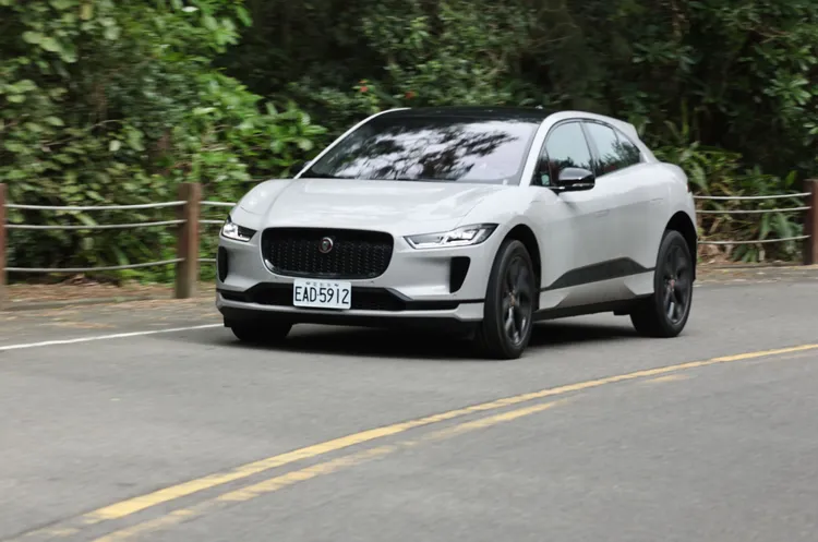 身為中小型SUV，I-PACE開起來卻完全不像休旅車，反而更像一台加高掀背大鋼砲。翁玉信攝