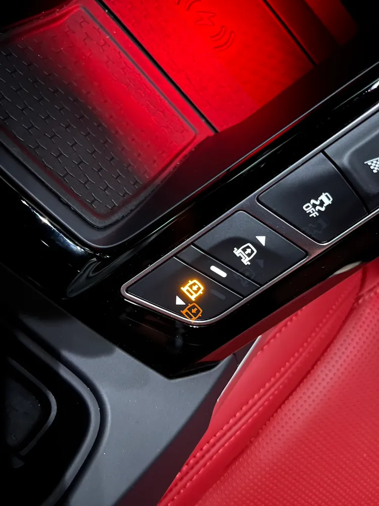 氣壓懸吊亦可調整車身高低，便於通過障礙。吳凌祺攝