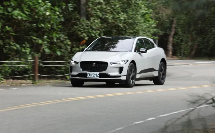 加速性、操控性無庸置疑，但大腳電門下、耗能表現自然不會太好。翁玉信攝