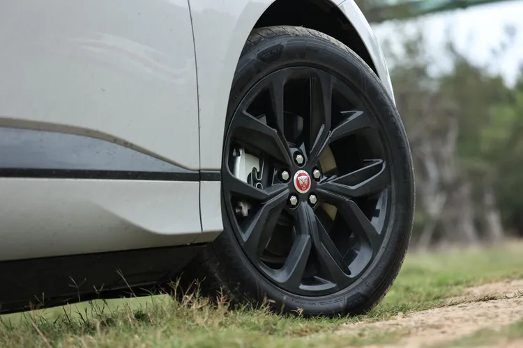 試駕的高階版標配氣壓懸吊，行路性與操控感都大幅提升，如果配胎可以升級表現肯定更好。翁玉信攝