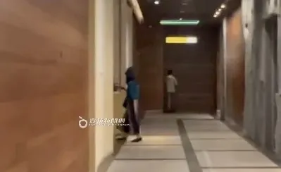 高嘉瑜搭電梯到46樓的「THE UKAI TAIPEI」赴會。特勤中心攝