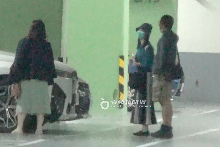 高嘉瑜（右二）開心揮手後獨自取車。特勤中心攝