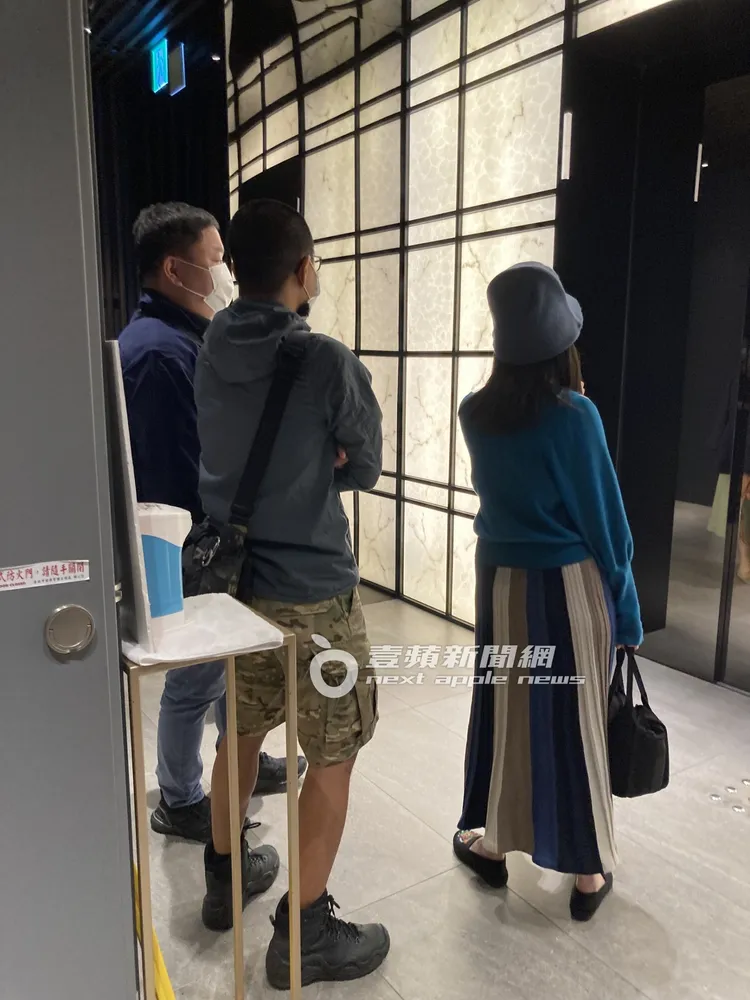 3小時後，高嘉瑜（右）和2男1女一起離開餐廳。特勤中心攝