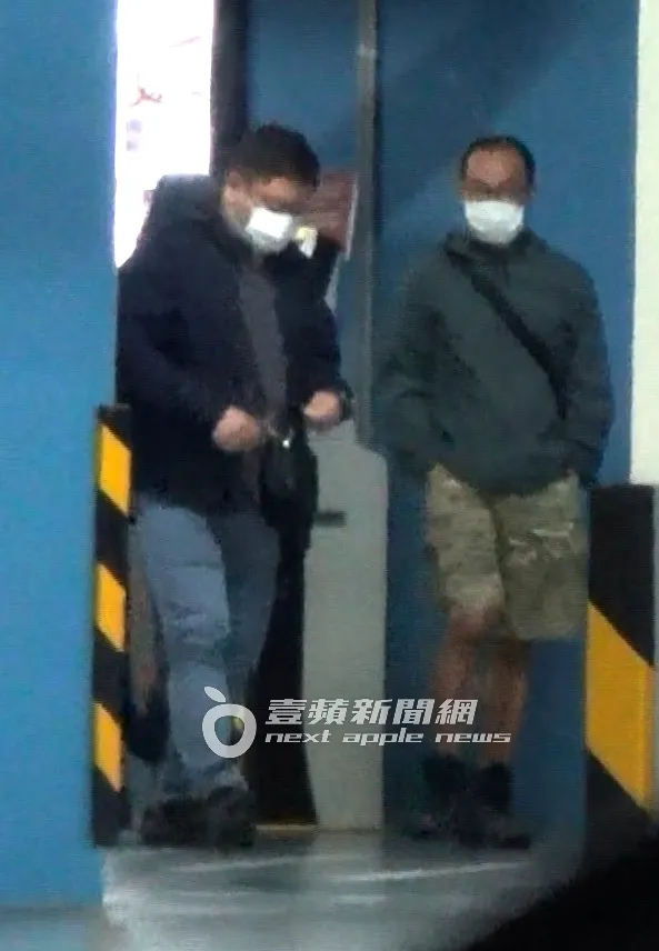 高嘉瑜送友人們上車，再獨自去取車。特勤中心攝