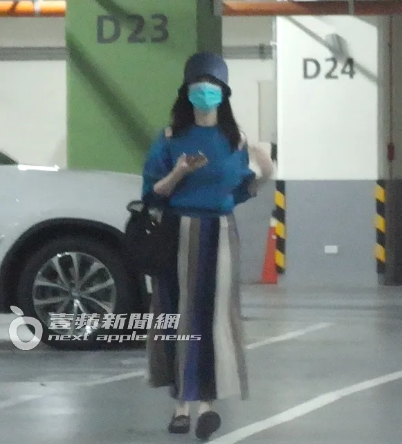 高嘉瑜停妥車後，拿著手機往電梯走。特勤中心攝