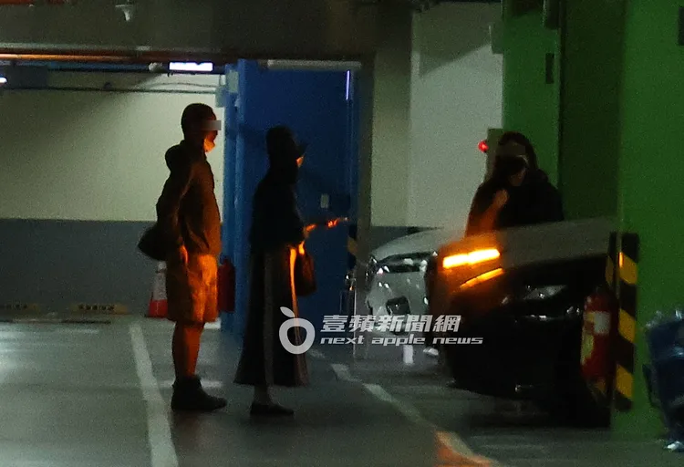 高嘉瑜（左二）與1男友人和友人們寒暄後離開。特勤中心攝