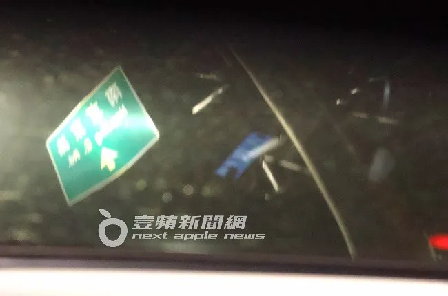 高嘉瑜趁著等紅綠燈空檔，把握時間回LINE訊息。特勤中心攝