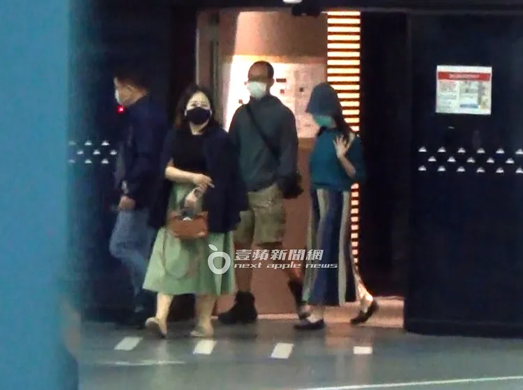 4人一同走出停車場電梯。特勤中心攝