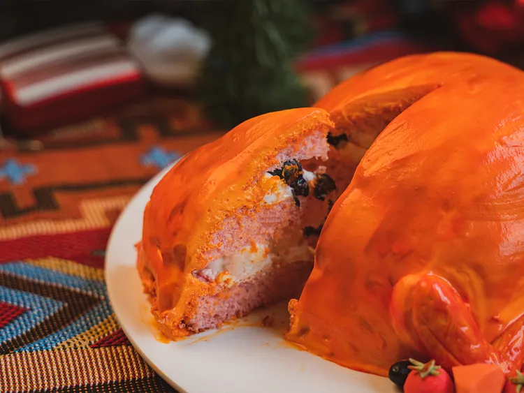 亞尼克「咕咕火雞蛋糕」內餡填入經典北海道奶霜與藍莓果粒。業者提供