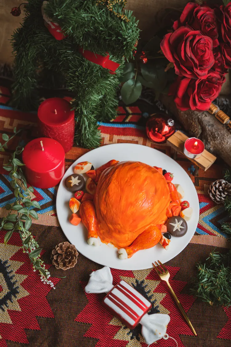 若是覺得買現成的太無聊，亞尼克在Youtube開設甜點實驗室，教大家在家DIY火雞蛋糕。業者提供