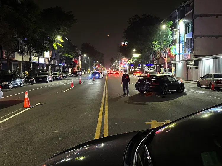 BMW追撞機車後，又撞上對向汽車，而機車則彈射波及路邊停車格內2輛汽車。讀者提供