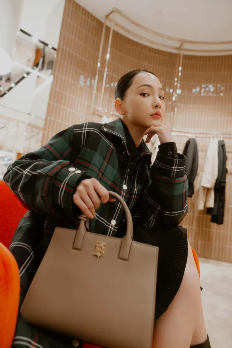女星林映唯日前出席BURBERRY台北101精品旗艦店開幕星光派對，配襯淺鞍褐色粒面皮革迷你Frances包，包8萬5000元。品牌提供