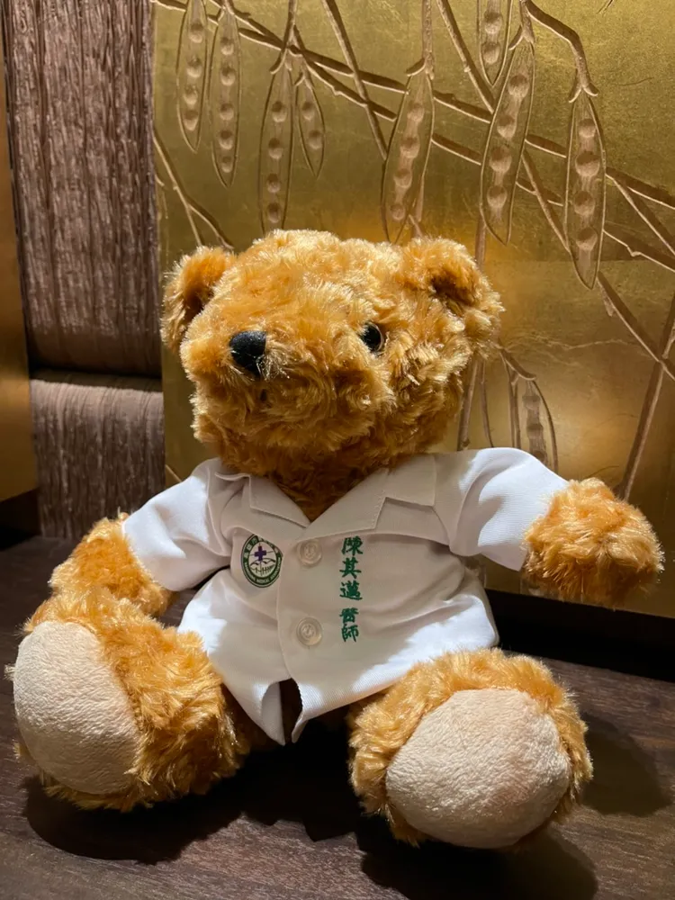 高雄市醫師公會致贈白袍繡有陳其邁名字的「醫師泰迪熊」給陳其邁。高雄市醫師公會提供