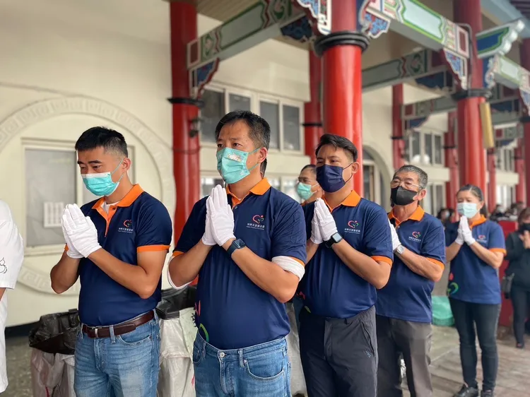 快樂天堂基金會志工協助家屬後事。民眾黨提供