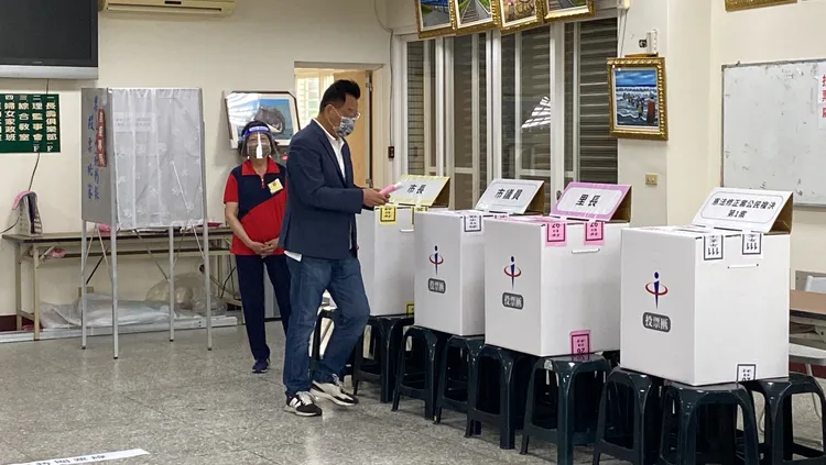 林耕仁一早來到香山區戶籍地投票。林耕仁競辦提供