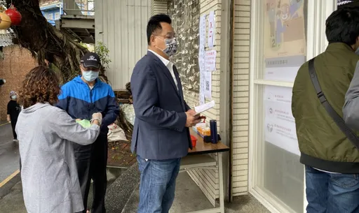 林耕仁西裝+牛仔褲亮相投票 心情愉悅「希望大家過好日子」